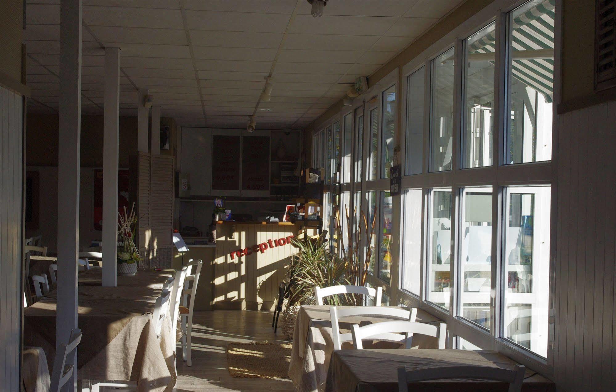 Kyriad Direct Saintes Buitenkant foto